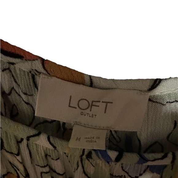 NWT LOFT Floral Top - Picture 3 of 4